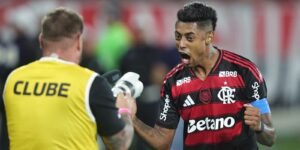 fla-vence,-aproveita-derrota-do-palmeiras-e-volta-a-igualar-rival