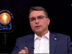 flavio-diz-que-“vergonha-da-familia”-pode-ter-levado-bolsonaro-a-violar-tornozeleira
