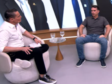 flavio-bolsonaro-afirma-que-bolsonaro-fez-transicao-pacifica-e-comenta-os-atos de 8 de janeiro