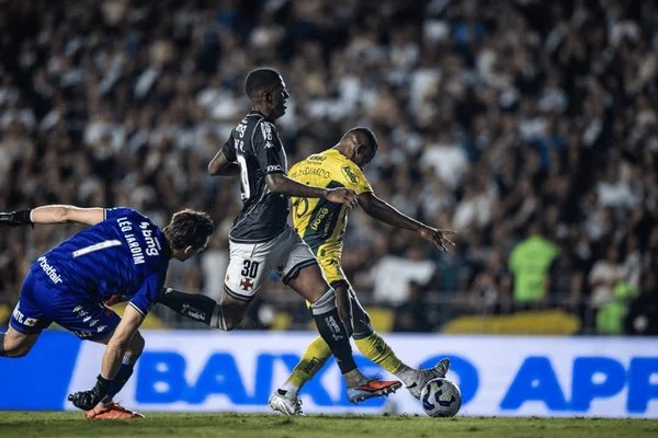 Diniz elogia atuação do Vasco e contesta posição da equipe na tabela - destaque galeria