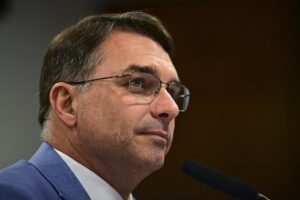 flavio-bolsonaro-comemora-captura-de-maduro-pelos-eua