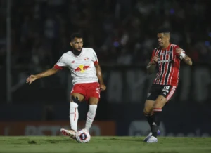 Após derrota por 2 a 1, Gustavo Marques critica arbitragem feminina e declaração gera forte repercussão no futebol brasileiro.