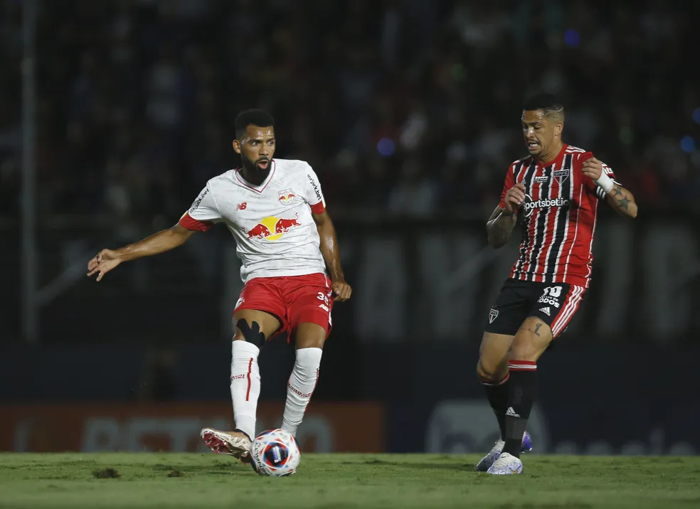 Após derrota por 2 a 1, Gustavo Marques critica arbitragem feminina e declaração gera forte repercussão no futebol brasileiro.