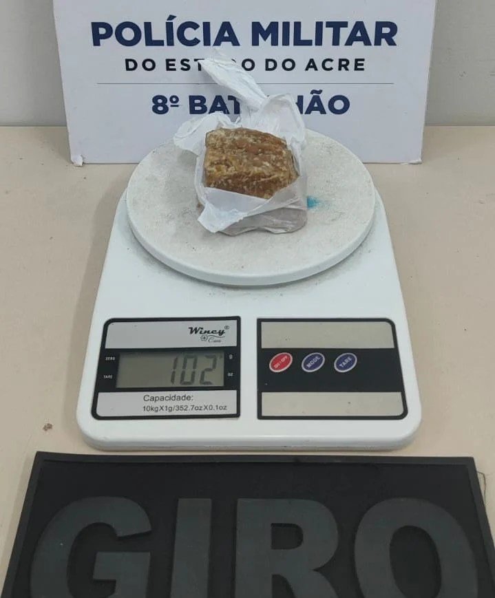 PM apreende 102 gramas de cocaína com adolescente durante patrulhamento no bairro Bom Sucesso, em Sena Madureira, na noite de domingo.
