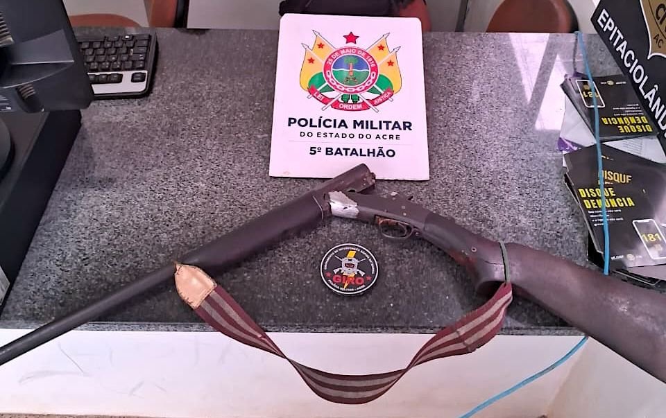 Espingardas apreendidas durante ação do 5º BPM reforçam combate ao porte ilegal de armas na região de fronteira.