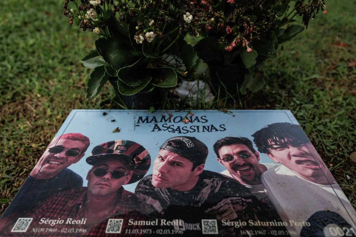 Antigo túmulo de integrantes dos Mamonas Assassinas, no Cemitério Primaveras, em Guarulhos (SP). Músicos foram exumados recentemente