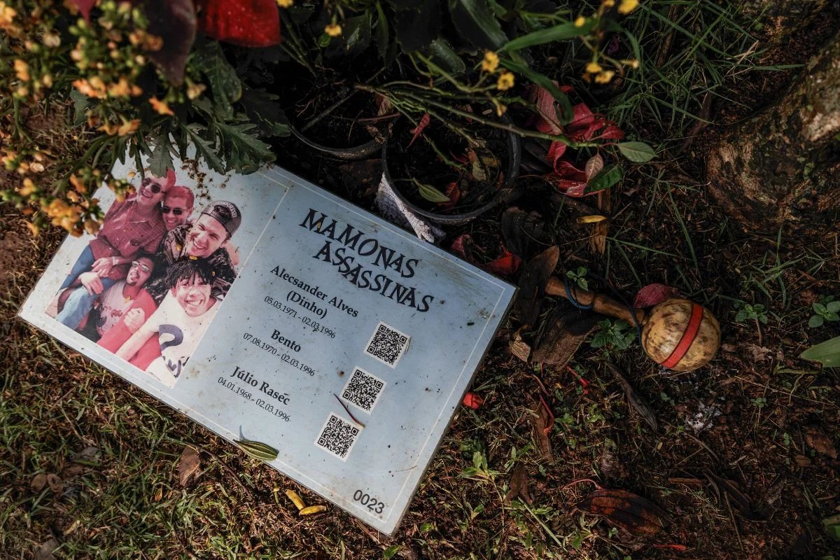 Antigo túmulo de integrantes dos Mamonas Assassinas, no Cemitério Primaveras, em Guarulhos (SP). Músicos foram exumados recentemente