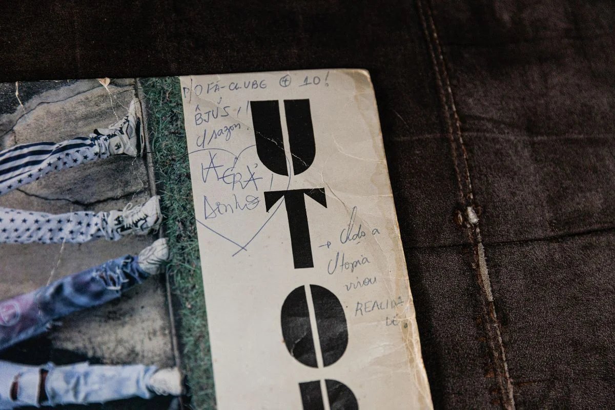 LP do Utopia, que pertence a Cleber Santos, com autógrafo de Dinho. "P/ fã clube + 10", diz texto