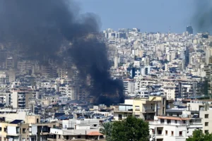 Hezbollah assume ataque a base em Haifa; Israel intercepta projéteis e reage com ofensiva contra alvos do grupo no Líbano.