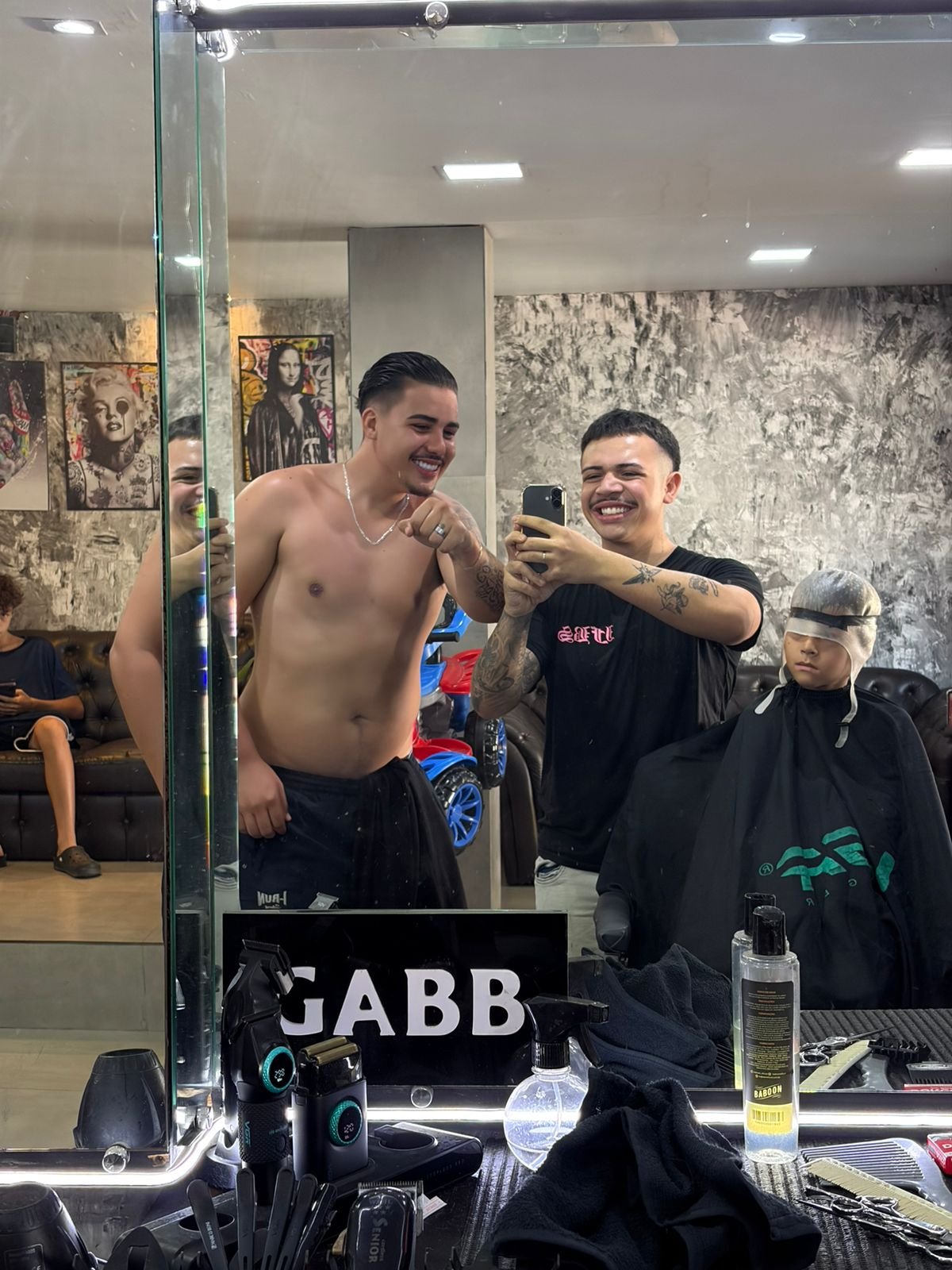 Imagens mostram Pedro em barbearia onde arrumou confusão na manhã deste sábado (28/03) / Reprodução 