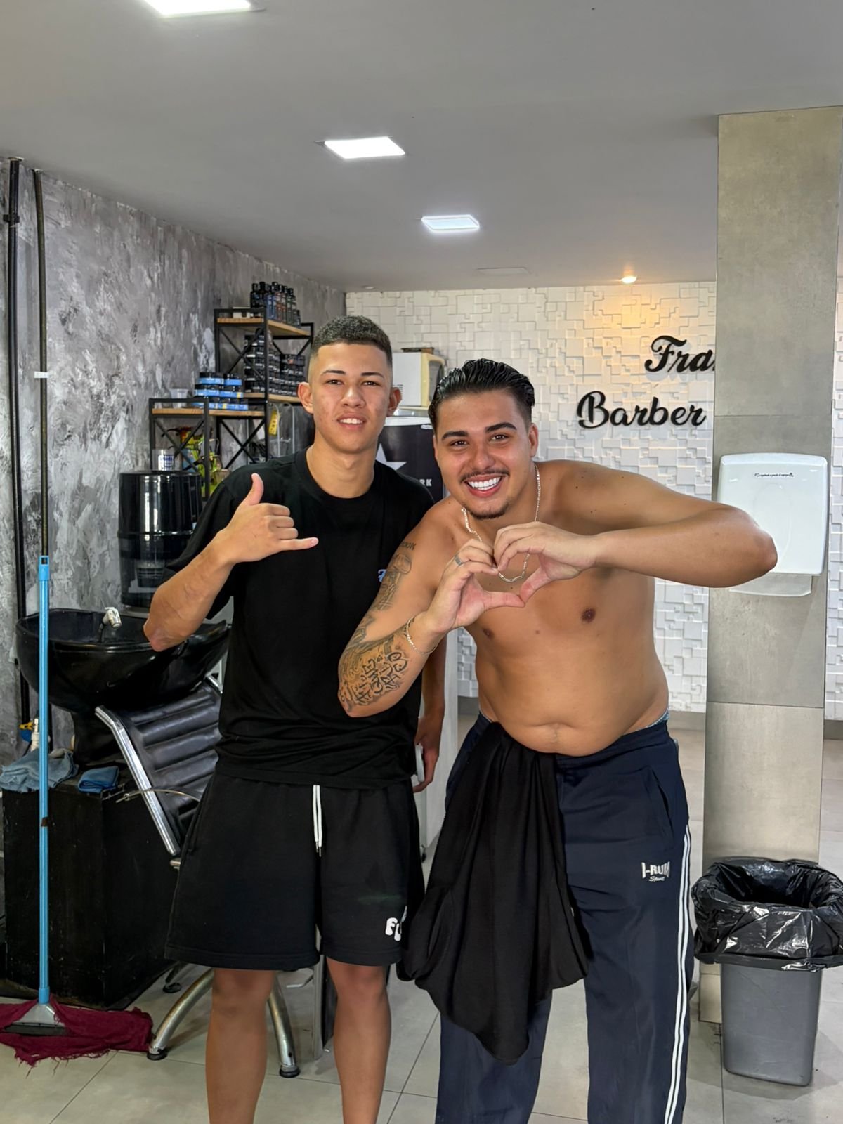 Imagens mostram Pedro em barbearia onde arrumou confusão na manhã deste sábado (28/03) / Reprodução 