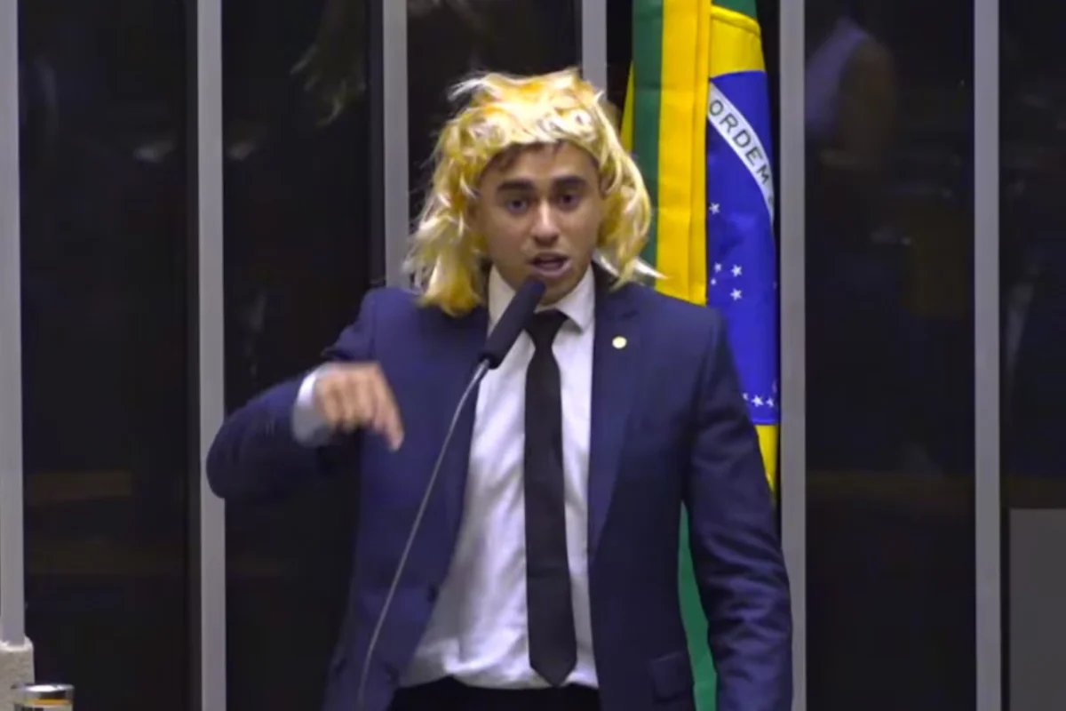 Nikolas Ferreira usou uma perucana Câmara no Dia Internacional da Mulher