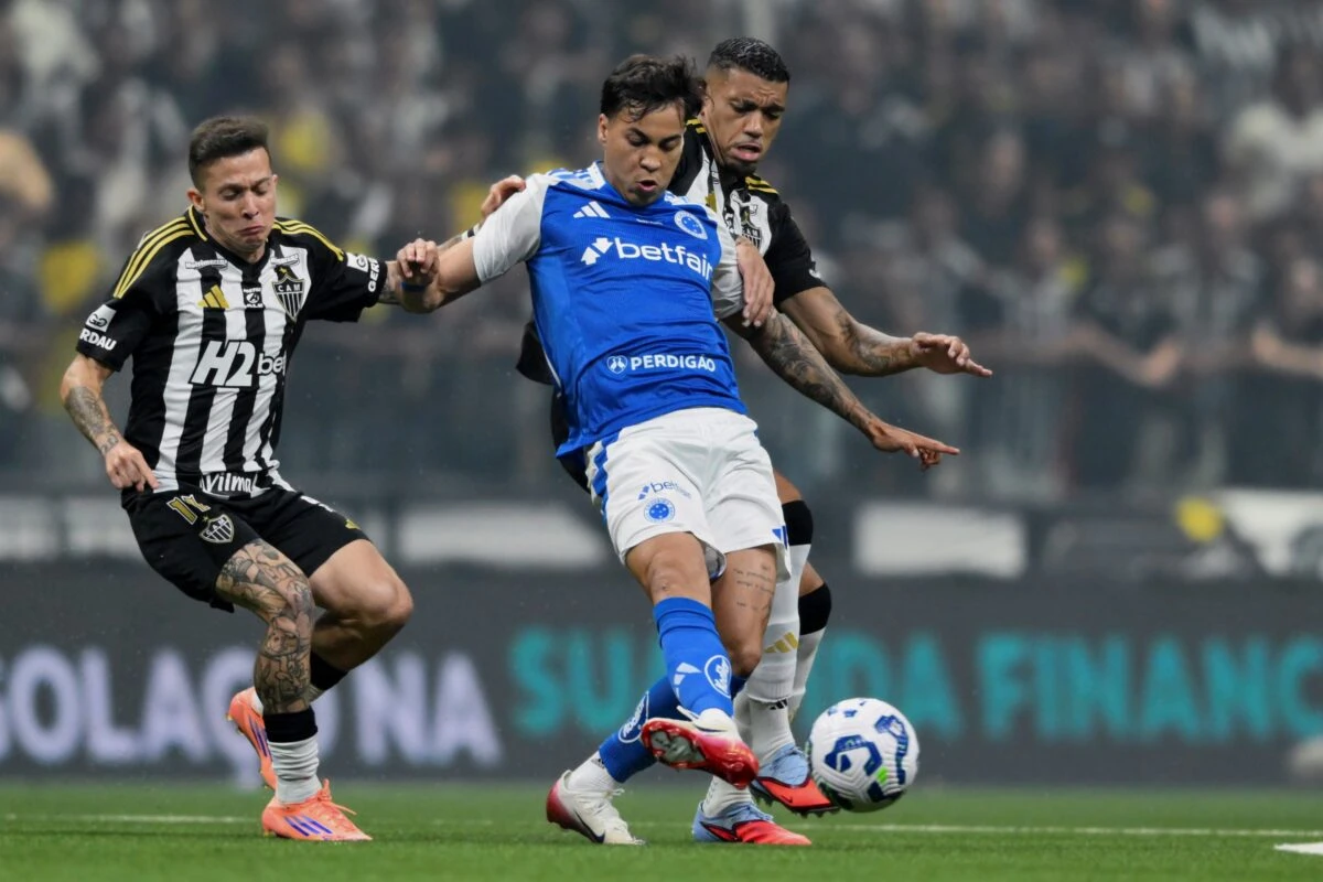 Briga generalizada marca final do Campeonato Mineiro entre Cruzeiro e Atlético no Mineirão