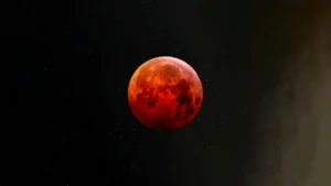 Segundo o astrônomo, por volta das 5h da manhã já será possível notar o avanço da sombra sobre a Lua.