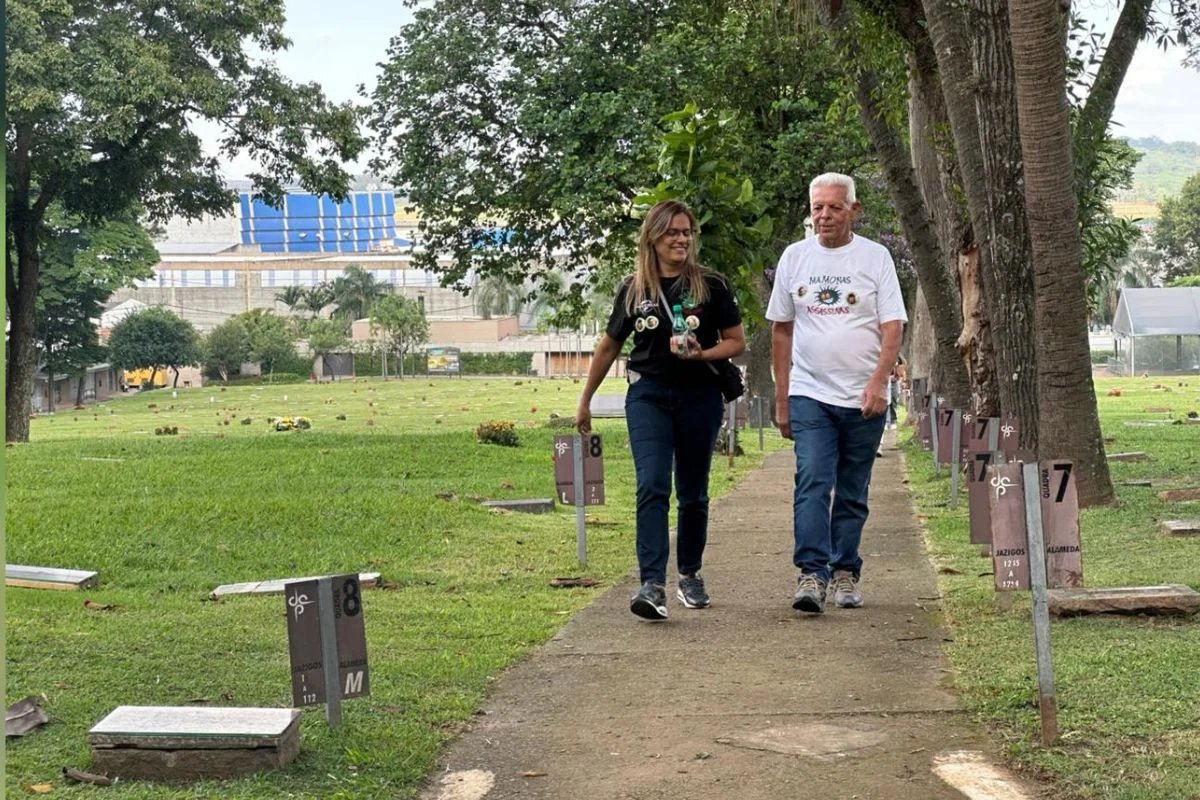 Familiares participam de homenagem aos Mamonas Assassinas no Jardim Bioparque do Cemitério e Crematório Primaveras, em Guarulhos. Na imagem, Grace Alves, irmã de Dinho, e Ito Reoli, pai de Sérgio e Samuel