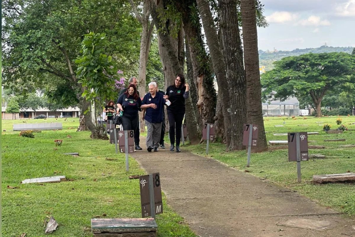 Familiares participam de homenagem aos Mamonas Assassinas no Jardim Bioparque do Cemitério e Crematório Primaveras, em Guarulhos
