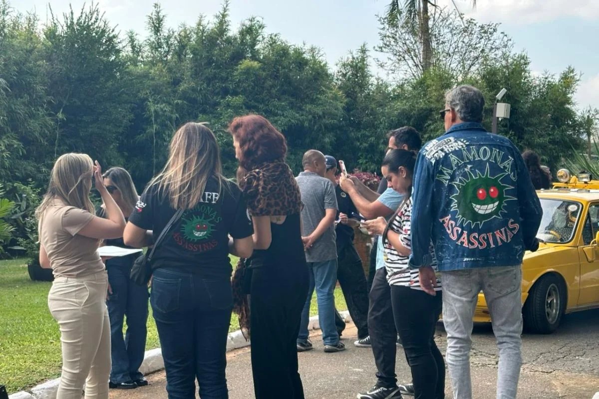 Familiares participam de homenagem aos Mamonas Assassinas no Jardim Bioparque do Cemitério e Crematório Primaveras, em Guarulhos