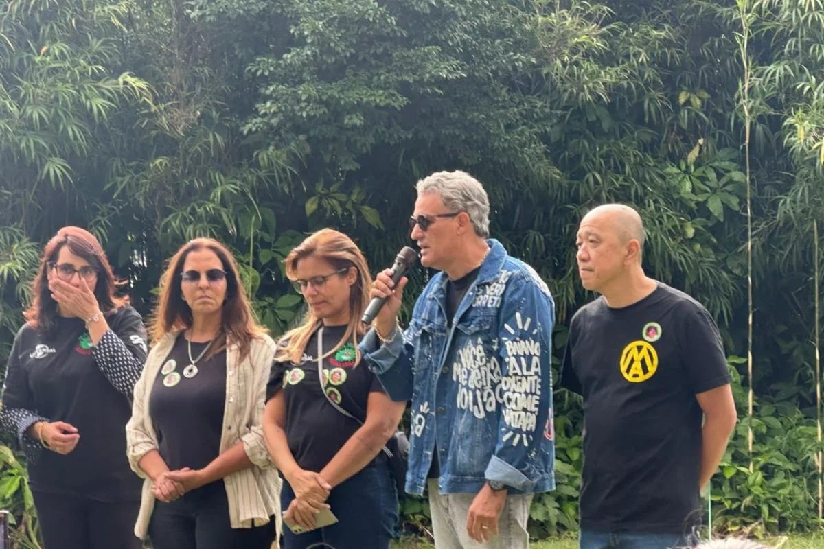 Da esquerda para a direita: Paula, irmã de Júlio, Sueli, irmã de Sérgio e Samuel, Grace, irmã de Dinho, Jorge, primo de Dinho, e Maurício Hinoto, irmão de Bento
