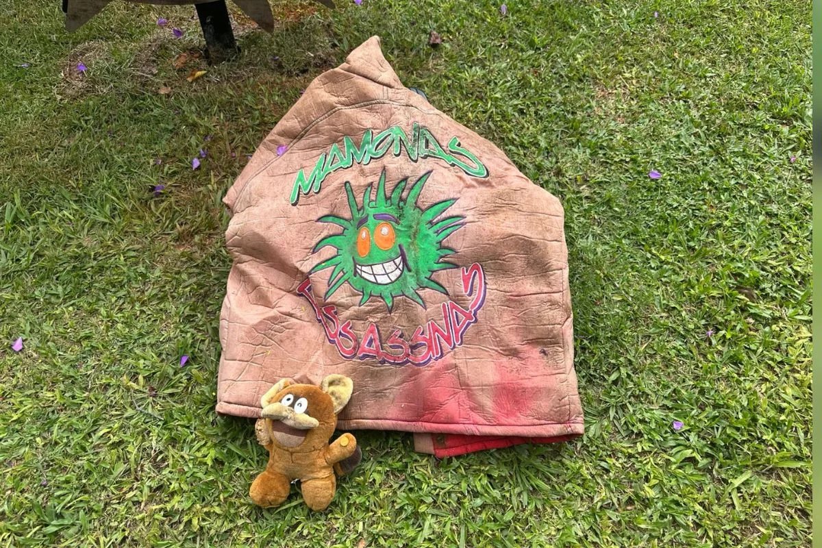 Jaqueta e pelúcia encontradas nos túmulos de Dinho e Bento Hinoto, respectivamente