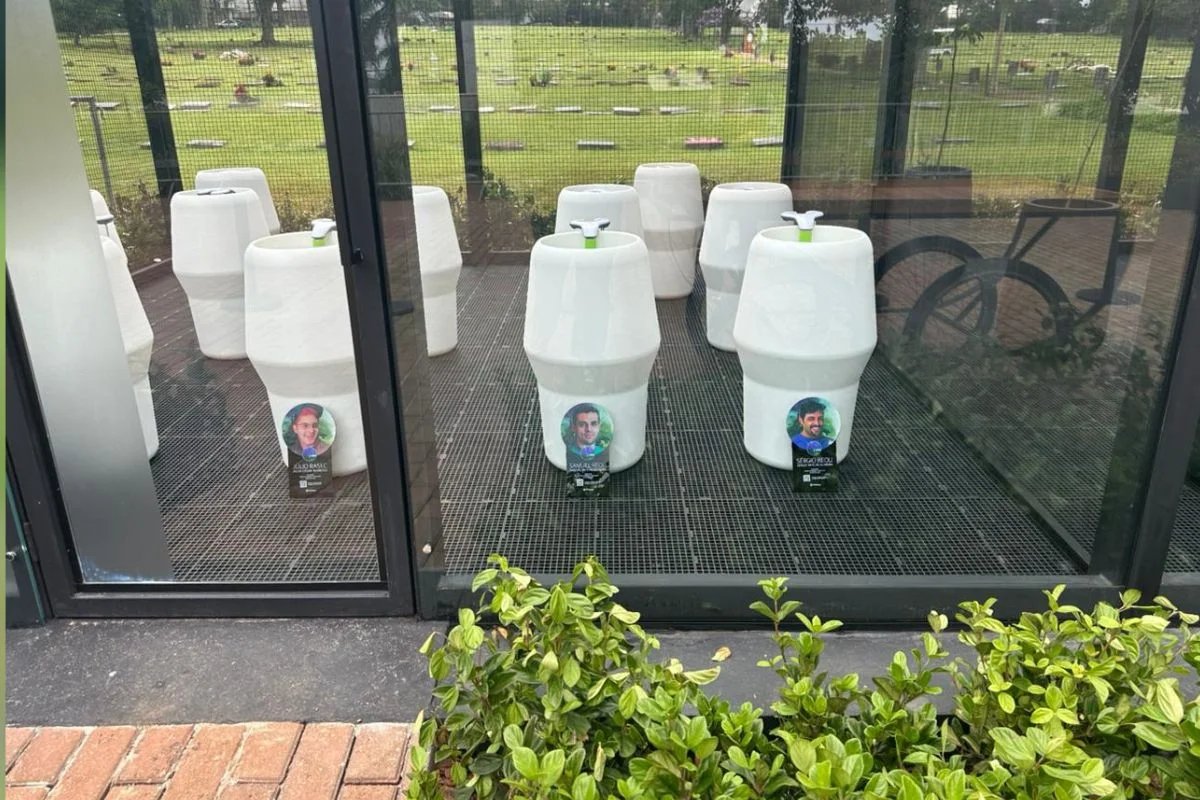 Homenagem aos Mamonas Assassinas no Jardim Bioparque do Cemitério e Crematório Primaveras, em Guarulhos