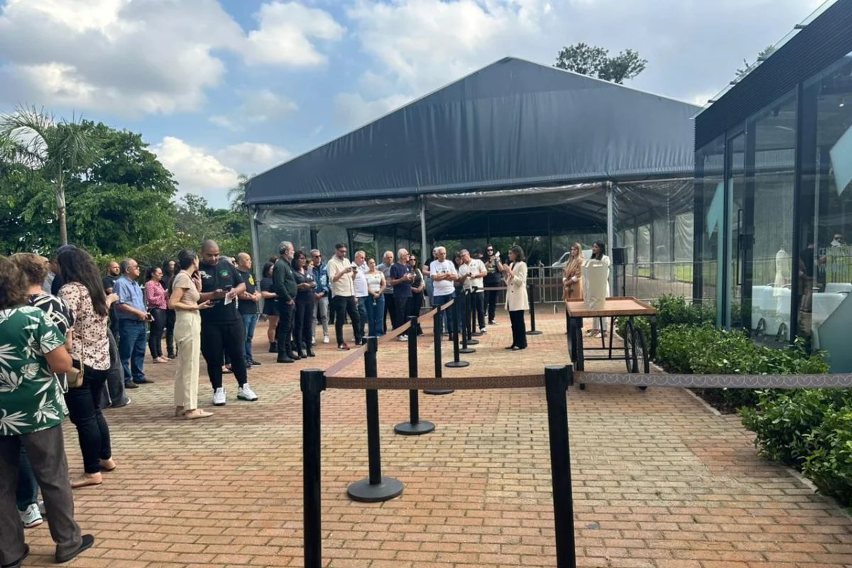Familiares participam de homenagem aos Mamonas Assassinas no Jardim Bioparque do Cemitério e Crematório Primaveras, em Guarulhos