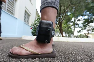 Projeto aprovado pela Câmara prevê uso de tornozeleira eletrônica para monitorar agressores em casos de violência contra mulheres.