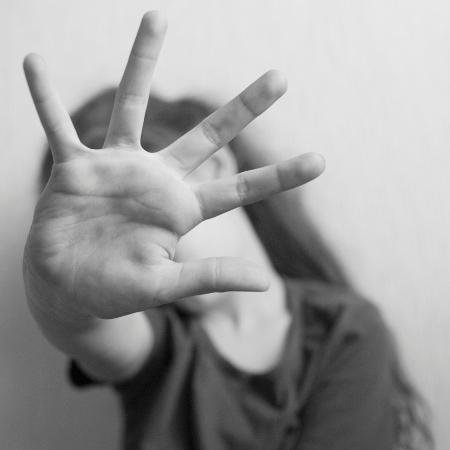 Justiça de Minas Gerais revoga absolvição e determina prisão de homem e da mãe por estupro de menina de 12 anos