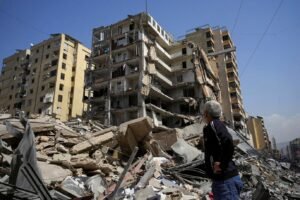 Homem Observa Prédio Danificado Após Ataques Israelenses Em Beirute