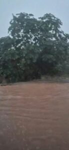 VÍDEO: igarapé transborda e invade Estrada da Sobral durante chuva