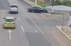 Veja o momento exato em que motorista de BMW perde o controle em Rio Branco