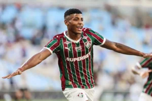 A espera acabou. Após o hiato para a disputa da Copa do Mundo, o Campeonato Brasileiro reabre suas cortinas nesta quarta-feira (01/04) para a 9ª rodada.O destaque da noite fica para o embate entre Fluminense e Corinthians, às 21h30, no Rio de Janeiro. Enquanto o Tricolor sonha com o topo, o Timão busca espantar a crise com uma novidade vinda da Inglaterra.