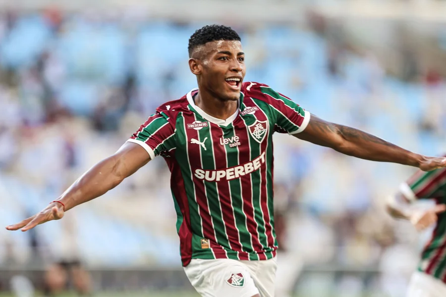 A espera acabou. Após o hiato para a disputa da Copa do Mundo, o Campeonato Brasileiro reabre suas cortinas nesta quarta-feira (01/04) para a 9ª rodada.O destaque da noite fica para o embate entre Fluminense e Corinthians, às 21h30, no Rio de Janeiro. Enquanto o Tricolor sonha com o topo, o Timão busca espantar a crise com uma novidade vinda da Inglaterra.