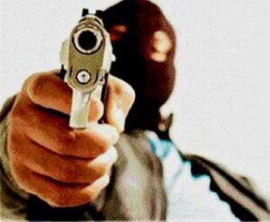 Policial é feito refém e tem arma e carro roubados; suspeitos são presos