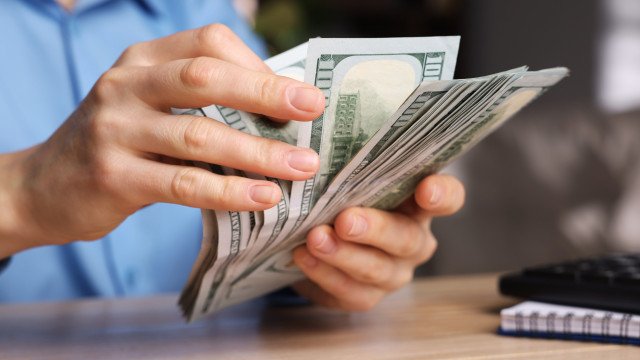 Dólar abre em queda com guerra no Oriente Médio no radar