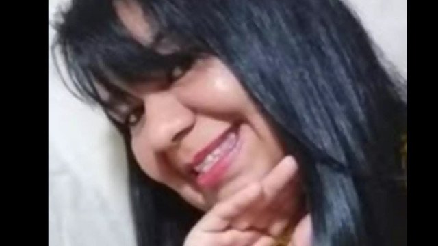 Discussão por som alto termina em morte e mulher é esfaqueada