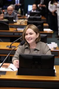 Socorro Neri propõe expansão da Ufac e cobra do MEC Hospital Universitário
