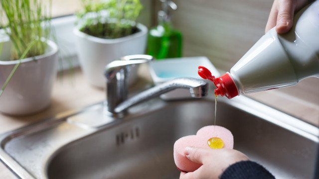 Sete itens que o detergente de louça limpa muito bem além dos pratos
