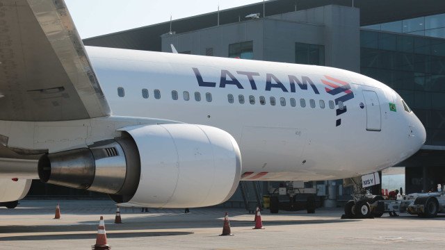 Mulher que morreu após cair de escada de avião ia ao aniversário da filha