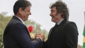 Milei recebe de Tarcísio mais alta honraria do Estado de São Paulo