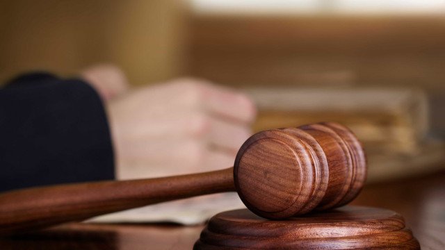 Justiça condena homem após mulher pular de prédio para fugir dele em MG