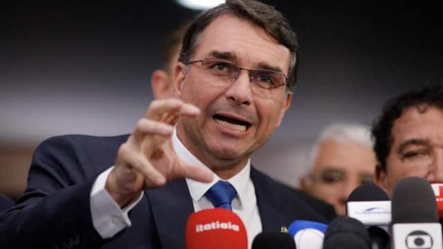 Flávio Bolsonaro repete o pai e propaga dado falso sobre urnas em reunião com diplomatas