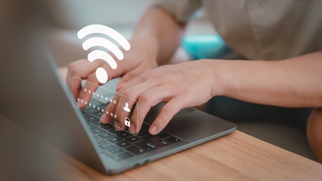 17,7 milhões não usam internet e 19,1 milhões não têm celular no Brasil: quem são essas pessoas?