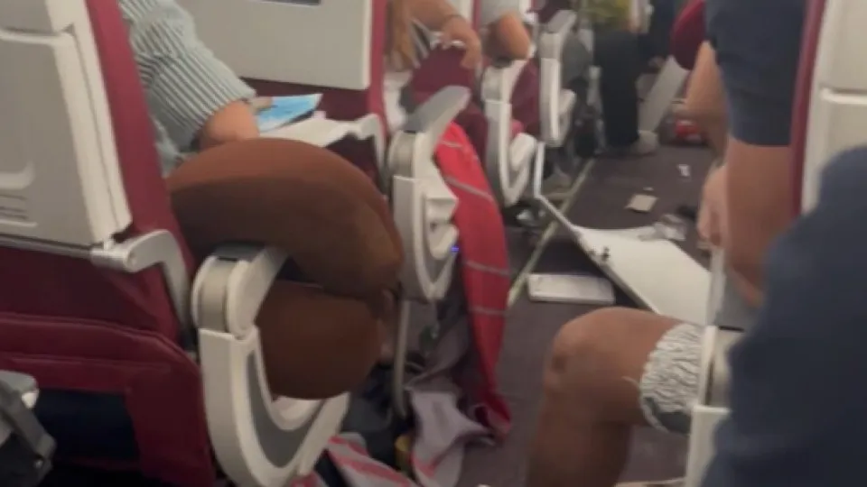 Turbulência em voo da Air India deixa 17 feridos após queda brusca; veja