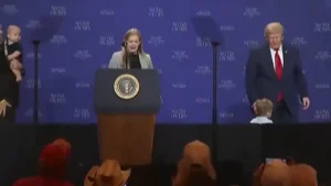 Trump corre atrás de menino no palco:
