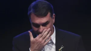 Flávio escreve carta a Bolsonaro, chora e diz que proibir visita no Dia dos Pais é desumano