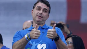 Flávio marca ato em Copacabana e avalia ida a cidade da facada para mobilizar base bolsonarista