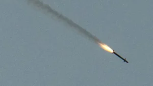 EUA atacam com mísseis navio perto do Irã, e houthis matam 4