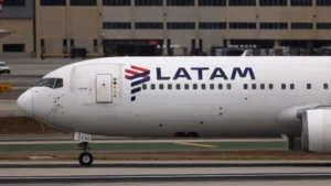 Passageira é retirada de voo e chama piloto da LATAM de