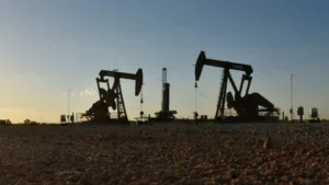 Petróleo fecha em leve alta com tensões no Oriente Médio e preocupações com demanda