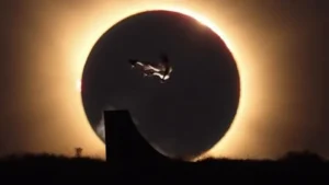 Skatista olímpico viraliza com manobra durante eclipse solar; assista